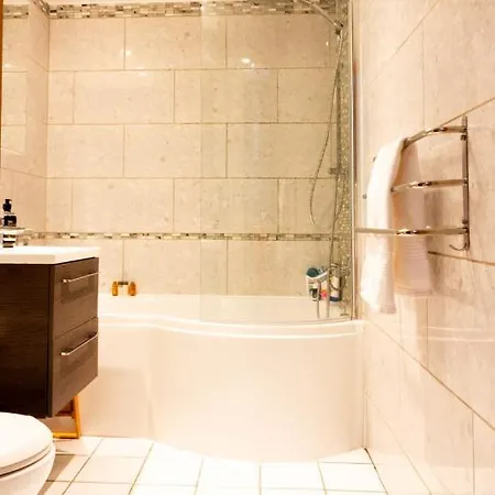 Guestready - Fabulous 2 Bedroom Apartment With Balcony